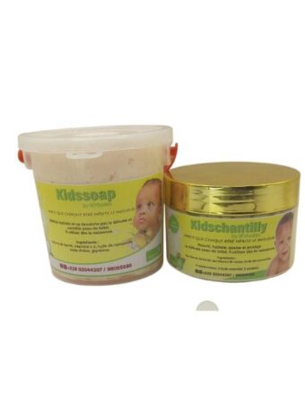 Kidschantilly by M’rhodes, nourrit hydrate apaise et protège la délicate peau de bébé dès la naissance. Pur beurre de karité cacao huile de camomille.